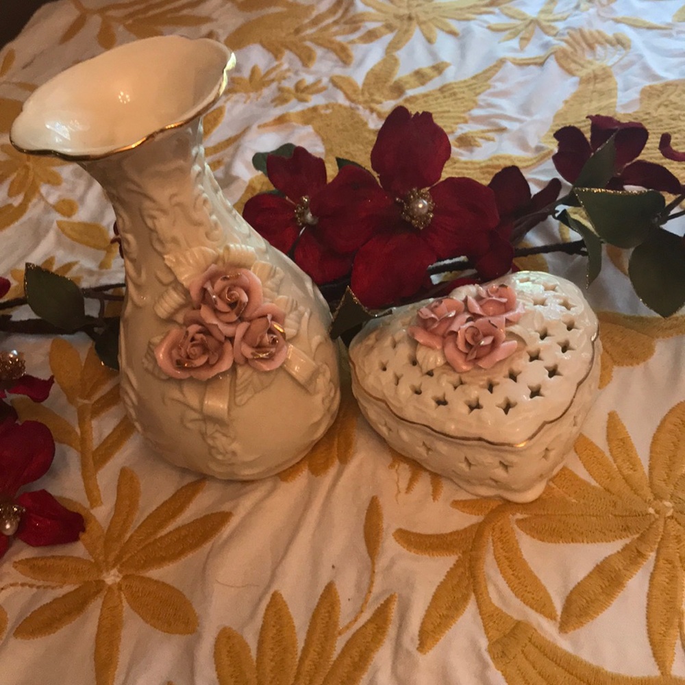 👩‍❤️‍👩👩‍❤️‍👩Beautiful Vase and Jewelry Box